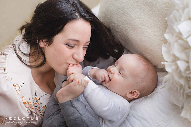 baby photography mom kissing baby toes