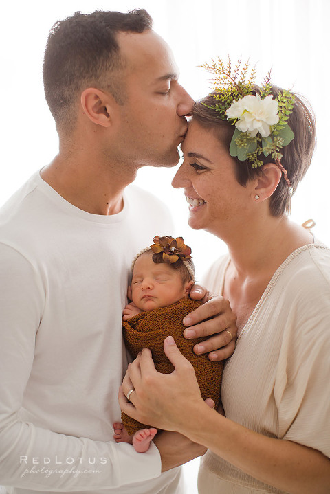 natural newborn photography baby with parents