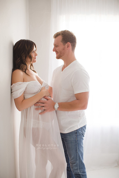 romantic maternity photos pregnancy photography couple's pose