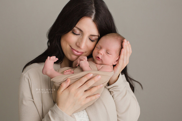 newborn and mother pose photography