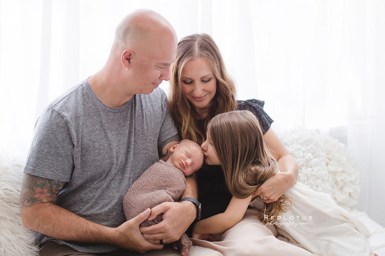 newborn photography candid family pose lifestyle natural