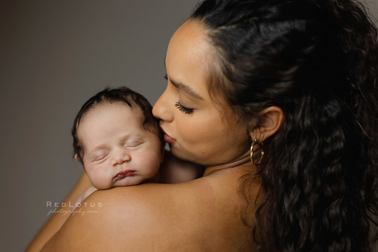 mother and newborn baby snuggling on shoulder photographer Pittsburgh