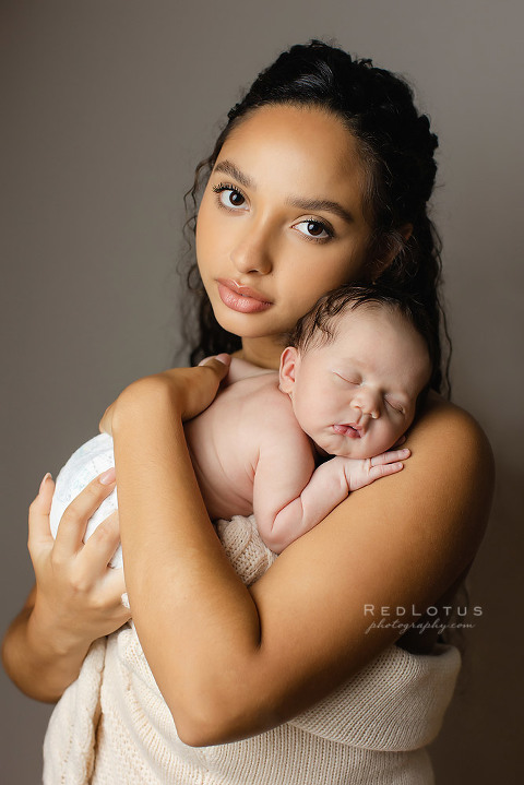 Pittsburgh newborn photographer mother and baby pose