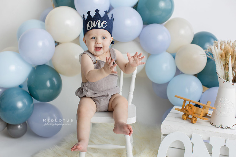 first birthday photos boy with blue balloon garland